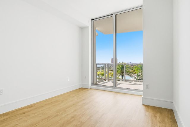 220 Lake Shore Drive 815, Lake Park, FL 33403