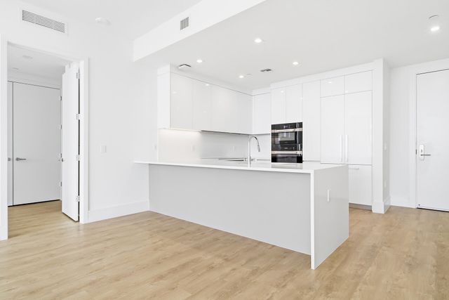 220 Lake Shore Drive 815, Lake Park, FL 33403