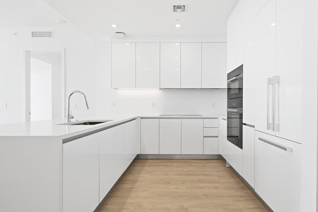 220 Lake Shore Drive 815, Lake Park, FL 33403