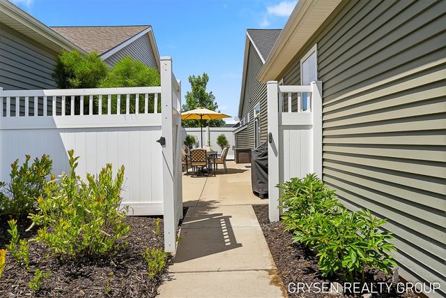 6960 E Cottage Lane, Rockford, MI 49341