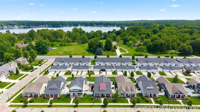 6960 E Cottage Lane, Rockford, MI 49341