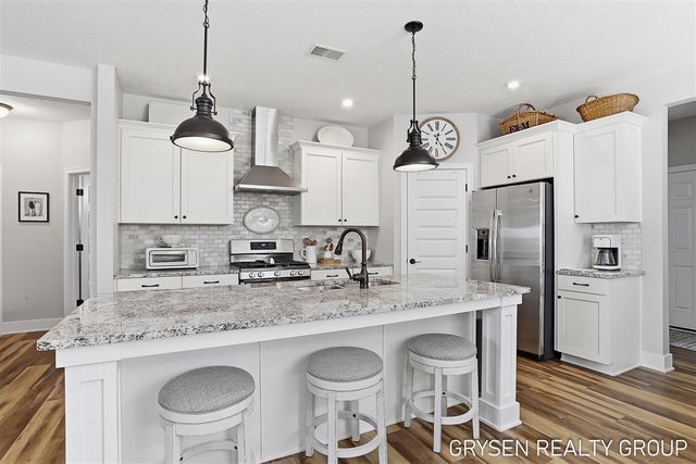 6960 E Cottage Lane, Rockford, MI 49341