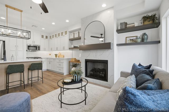 504 E B Street 2101, Jenks, OK 74037