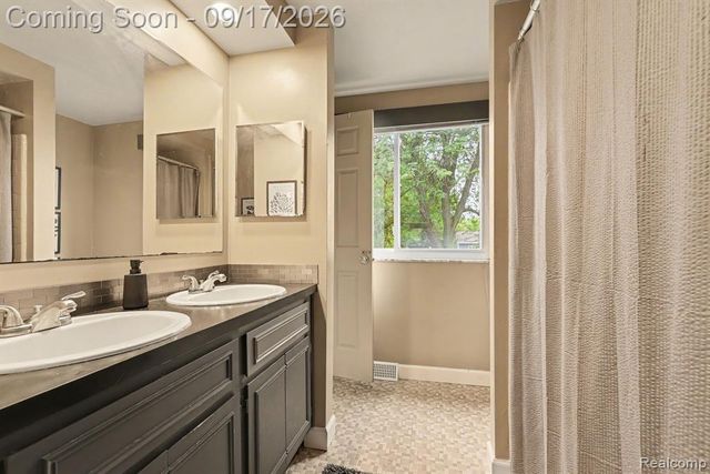 13451 N Fenton Road, Fenton, MI 48430