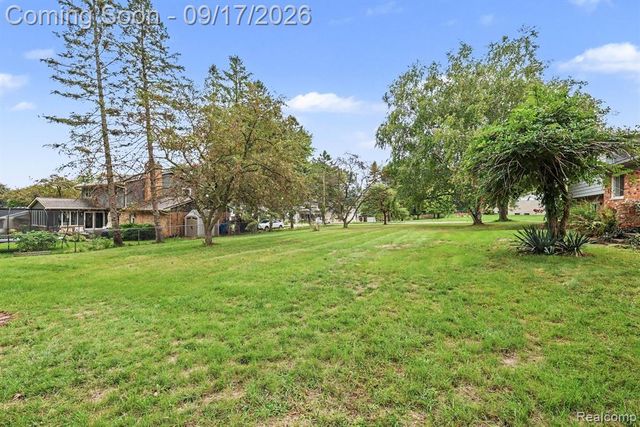 13451 N Fenton Road, Fenton, MI 48430