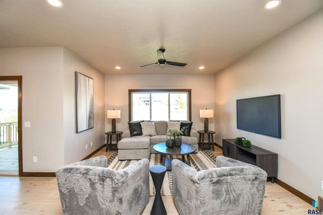 517 N Woodland Ct, Brandon, SD 57005