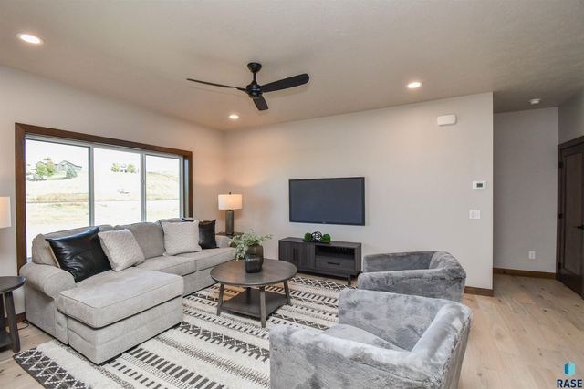 517 N Woodland Ct, Brandon, SD 57005