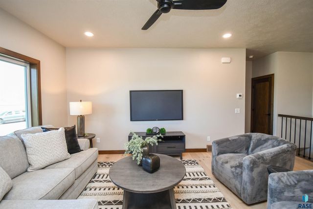 517 N Woodland Ct, Brandon, SD 57005