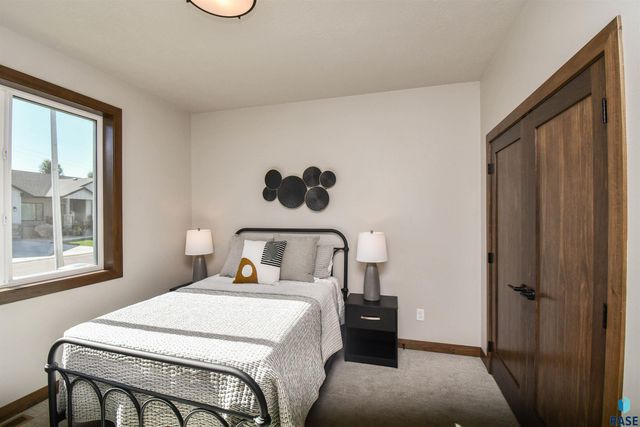 517 N Woodland Ct, Brandon, SD 57005