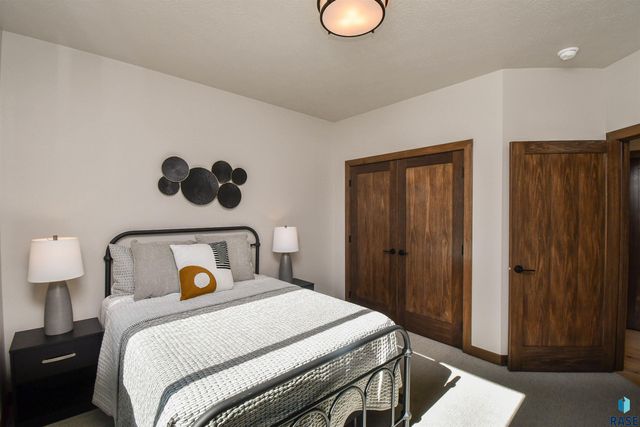 517 N Woodland Ct, Brandon, SD 57005