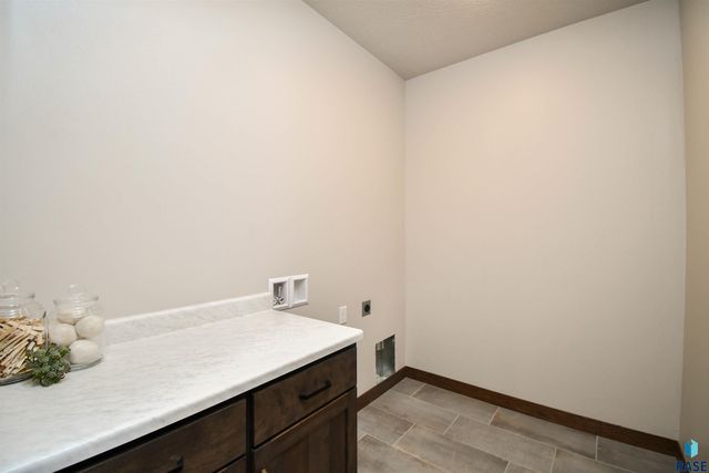517 N Woodland Ct, Brandon, SD 57005