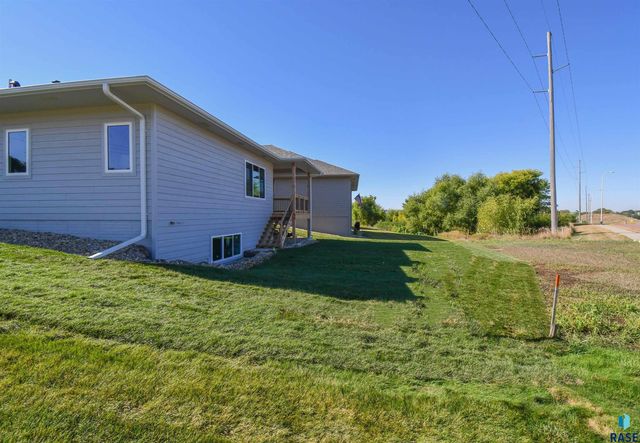 517 N Woodland Ct, Brandon, SD 57005