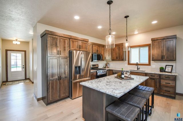 517 N Woodland Ct, Brandon, SD 57005