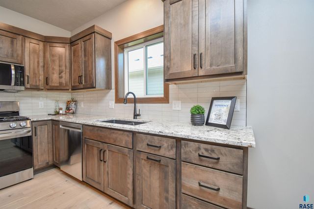 517 N Woodland Ct, Brandon, SD 57005