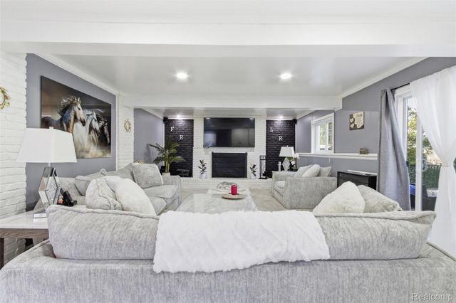 28032 FAIRFAX Street, Southfield, MI 48076