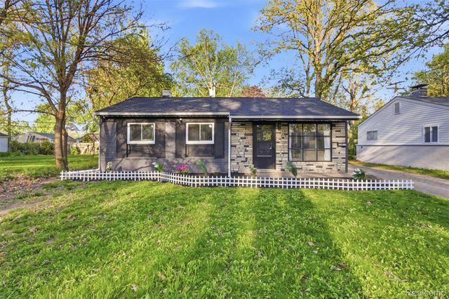 28032 FAIRFAX Street, Southfield, MI 48076