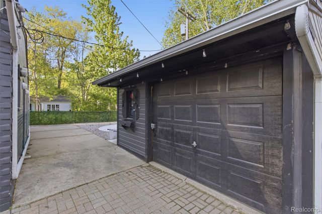 28032 FAIRFAX Street, Southfield, MI 48076