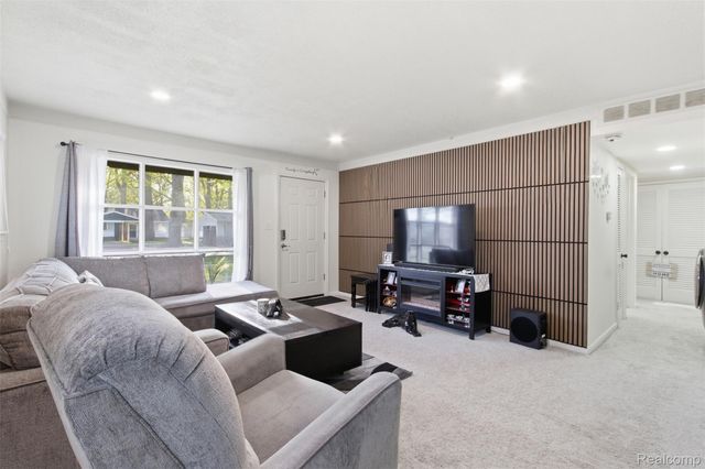 28032 FAIRFAX Street, Southfield, MI 48076