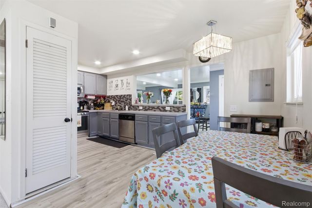 28032 FAIRFAX Street, Southfield, MI 48076