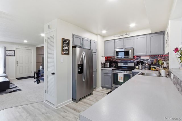 28032 FAIRFAX Street, Southfield, MI 48076