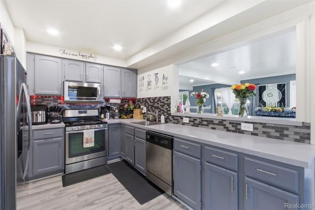 28032 FAIRFAX Street, Southfield, MI 48076