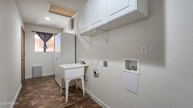 8002 W MARYLAND Avenue, Glendale, AZ 85303