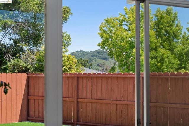 5531 Greenridge Rd, Castro Valley, CA 94552