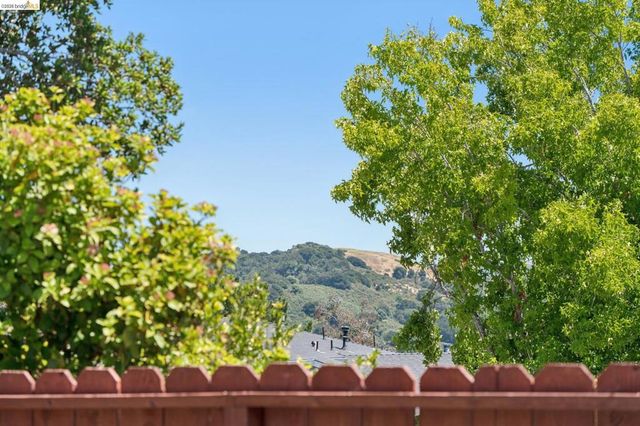 5531 Greenridge Rd, Castro Valley, CA 94552