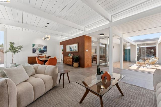 5531 Greenridge Rd, Castro Valley, CA 94552
