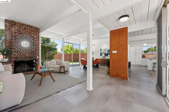 5531 Greenridge Rd, Castro Valley, CA 94552