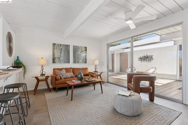 5531 Greenridge Rd, Castro Valley, CA 94552