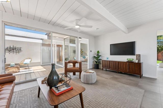 5531 Greenridge Rd, Castro Valley, CA 94552