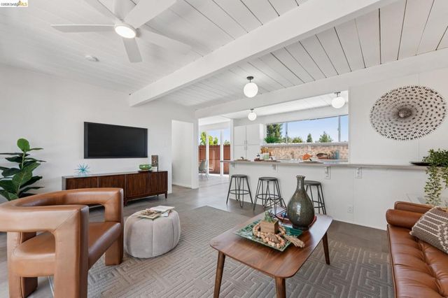 5531 Greenridge Rd, Castro Valley, CA 94552