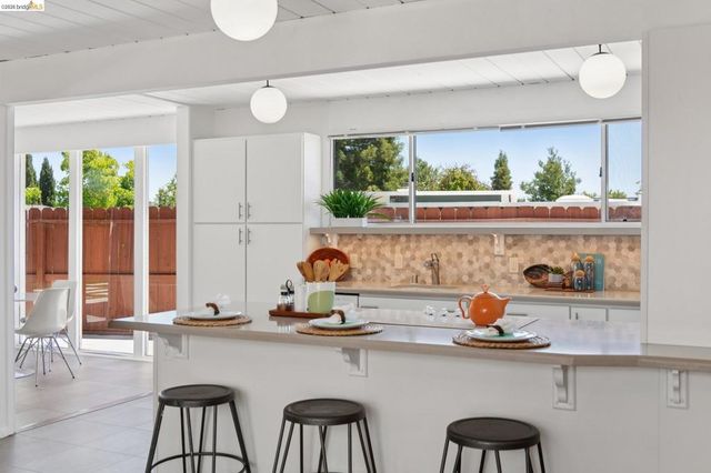 5531 Greenridge Rd, Castro Valley, CA 94552
