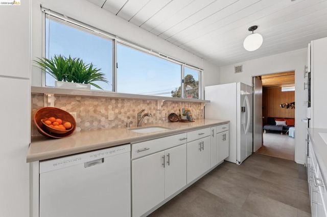 5531 Greenridge Rd, Castro Valley, CA 94552
