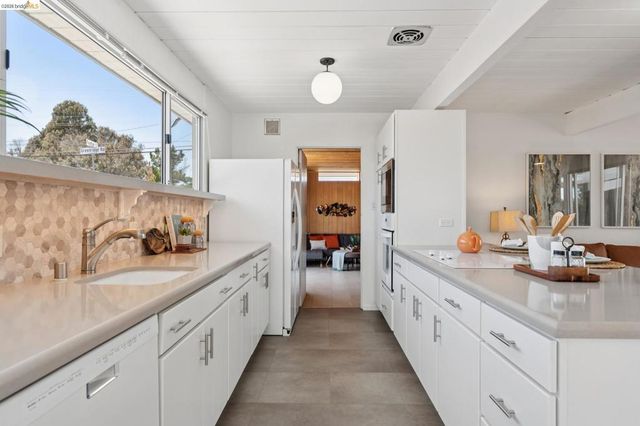 5531 Greenridge Rd, Castro Valley, CA 94552