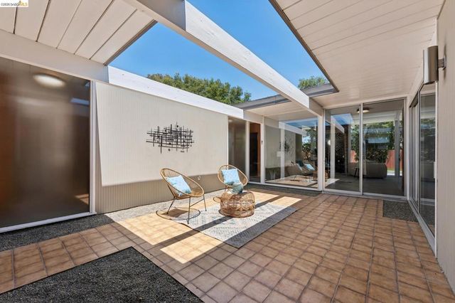 5531 Greenridge Rd, Castro Valley, CA 94552