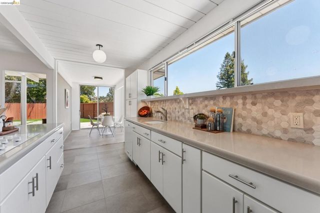 5531 Greenridge Rd, Castro Valley, CA 94552