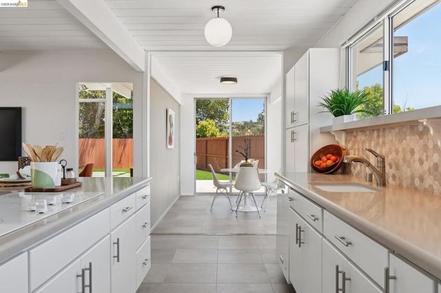 5531 Greenridge Rd, Castro Valley, CA 94552