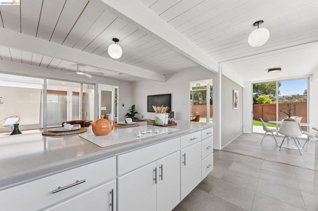 5531 Greenridge Rd, Castro Valley, CA 94552