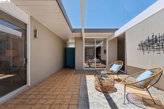 5531 Greenridge Rd, Castro Valley, CA 94552