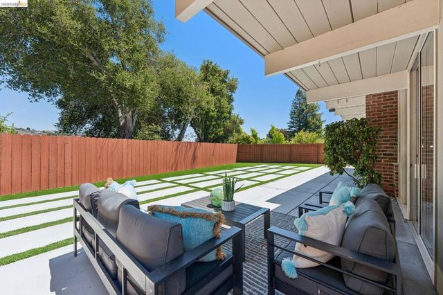 5531 Greenridge Rd, Castro Valley, CA 94552