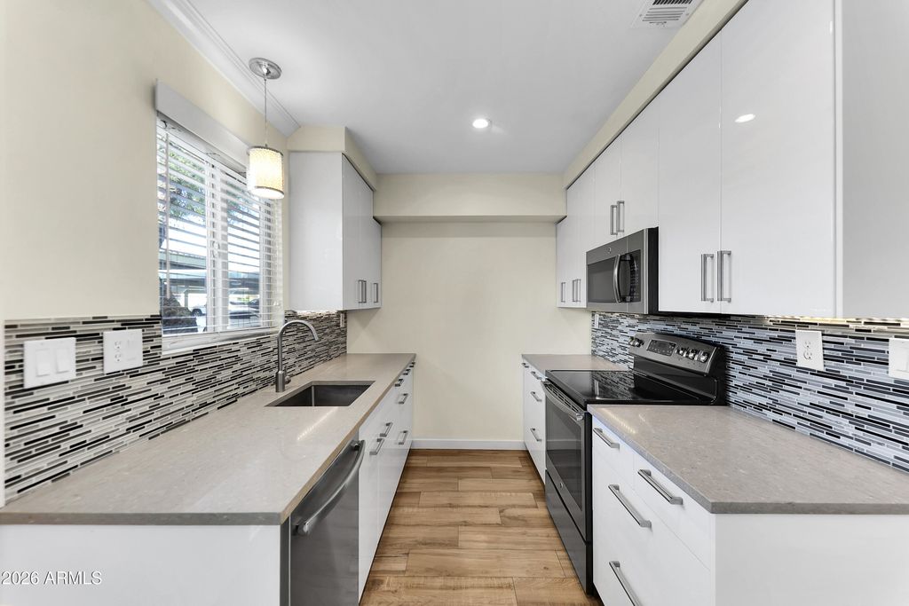 Image 9 of property listing at 4600 N 68TH Street 342, Scottsdale, AZ 85251
