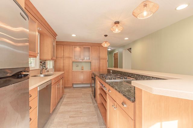 133 Walnut Plain Rd, Rochester, MA 02770