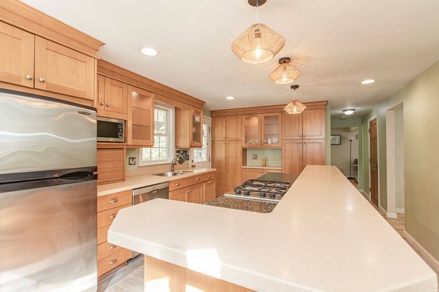 133 Walnut Plain Rd, Rochester, MA 02770