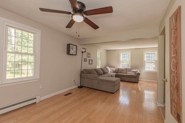 133 Walnut Plain Rd, Rochester, MA 02770