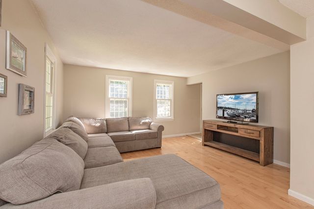 133 Walnut Plain Rd, Rochester, MA 02770