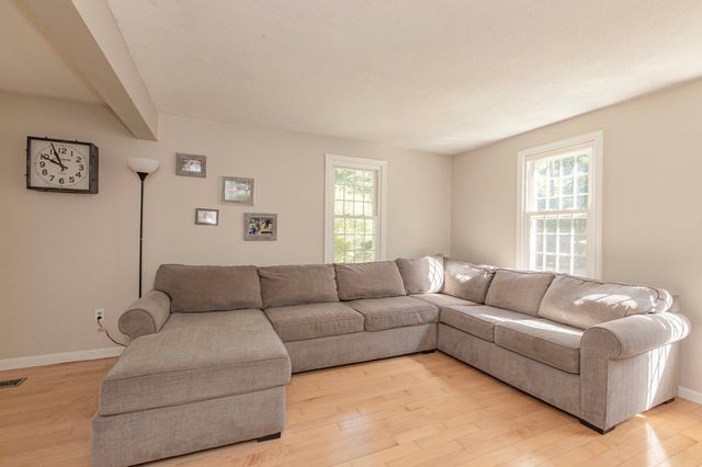 133 Walnut Plain Rd, Rochester, MA 02770