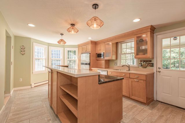 133 Walnut Plain Rd, Rochester, MA 02770