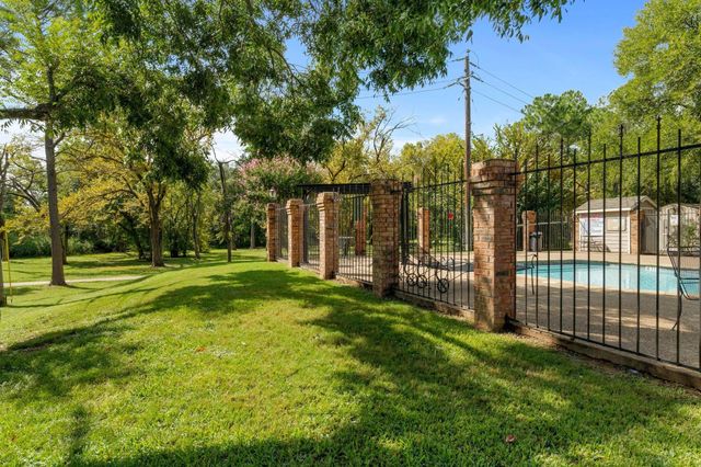 24 Abbey Road, Euless, TX 76039